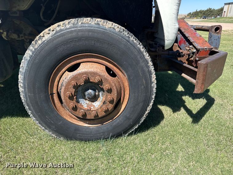 image for item FB7383 1975 Ford 800 feed mixer truck