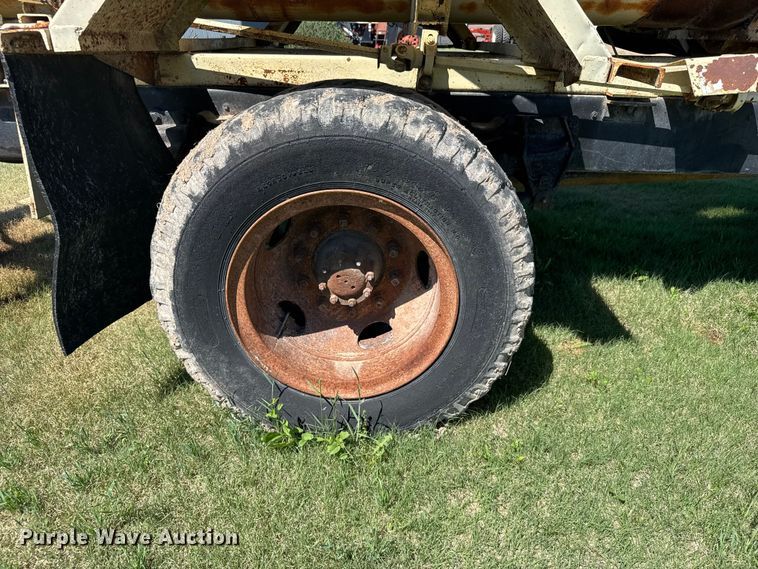 image for item FB7383 1975 Ford 800 feed mixer truck
