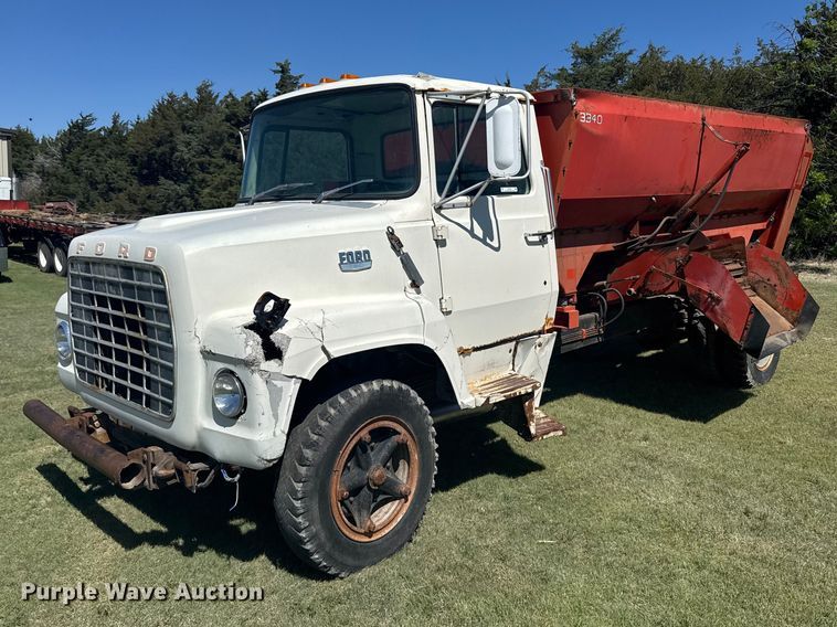 image for item FB7384 1976 Ford 750 feed mixer truck