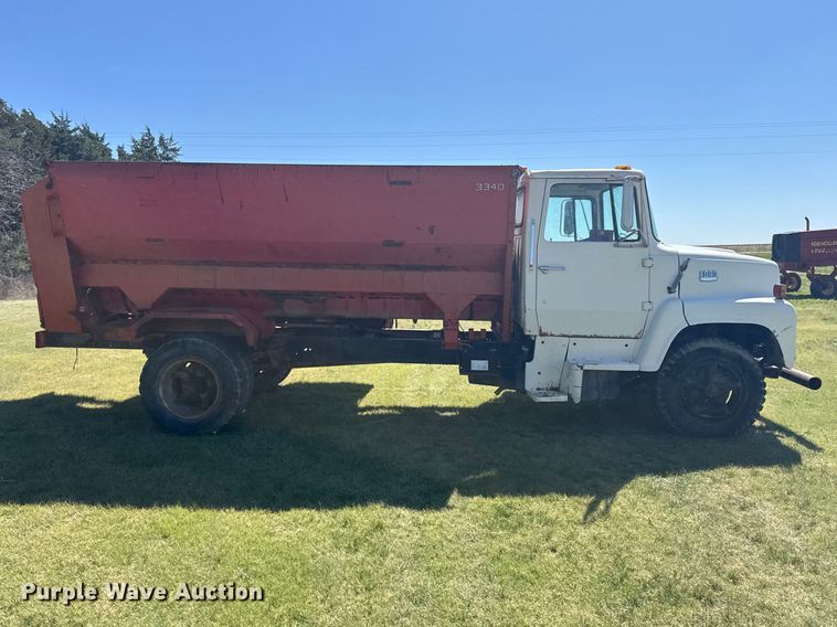 image for item FB7384 1976 Ford 750 feed mixer truck