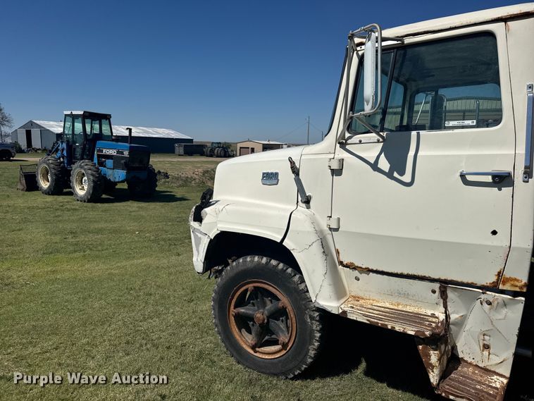 image for item FB7384 1976 Ford 750 feed mixer truck