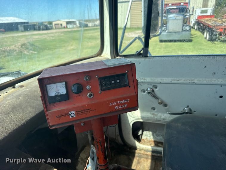 image for item FB7384 1976 Ford 750 feed mixer truck