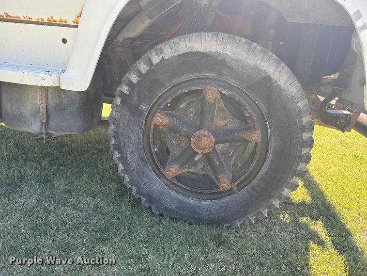 image for item FB7384 1976 Ford 750 feed mixer truck