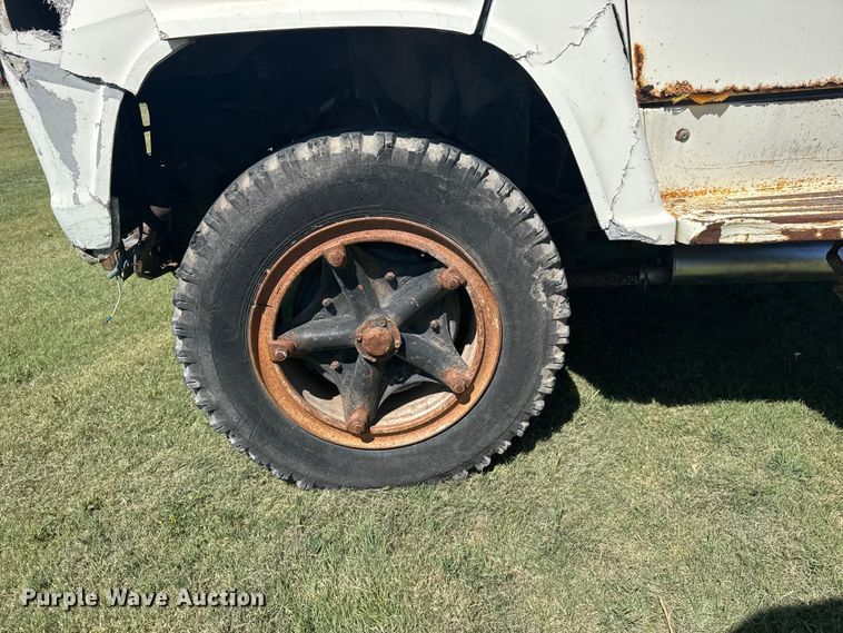 image for item FB7384 1976 Ford 750 feed mixer truck