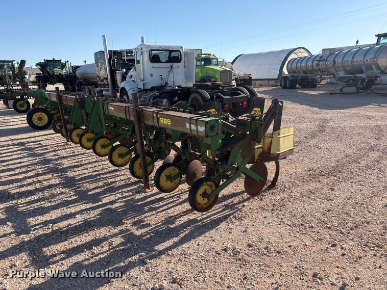 image for item FC2269 John Deere 885 row crop cultivator