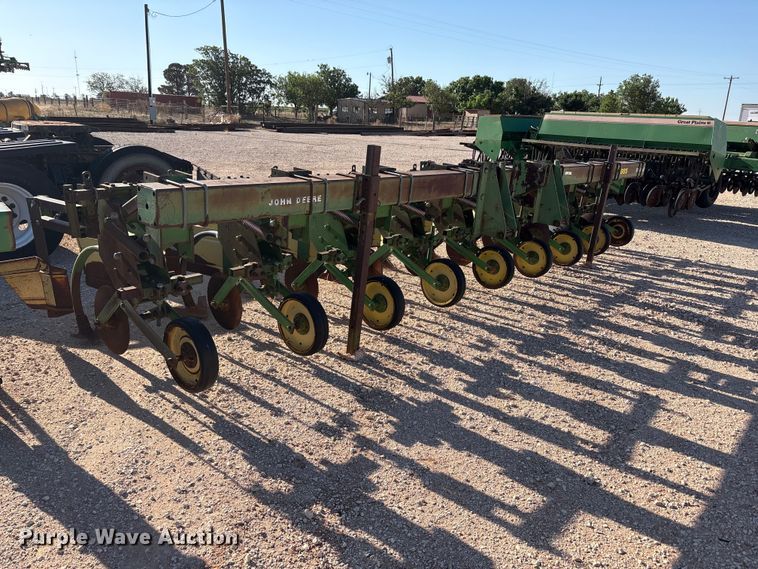 image for item FC2269 John Deere 885 row crop cultivator