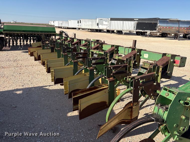 image for item FC2269 John Deere 885 row crop cultivator