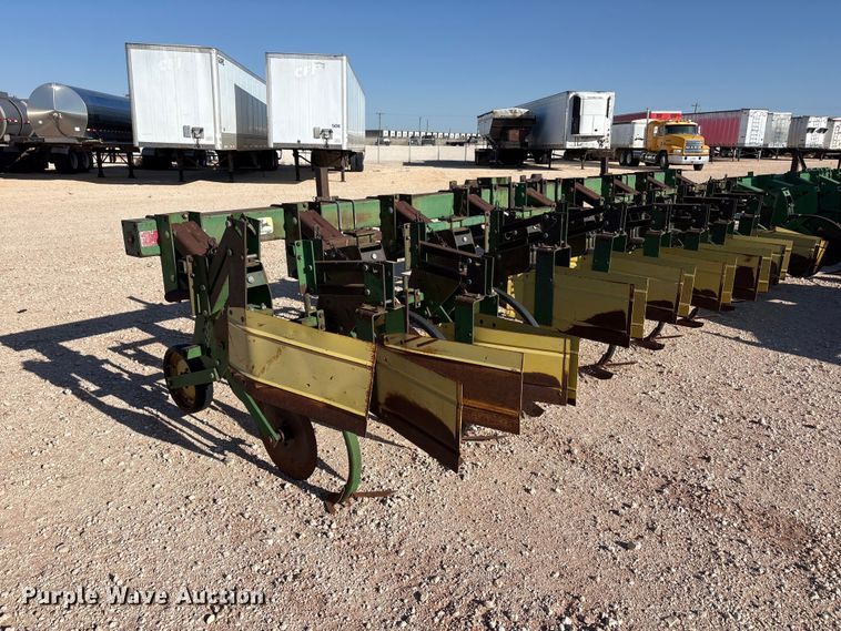 image for item FC2269 John Deere 885 row crop cultivator