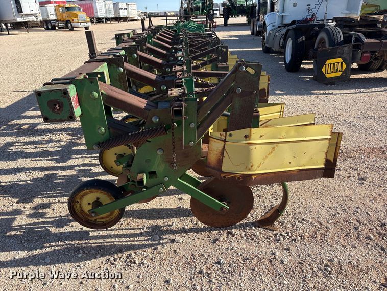 image for item FC2269 John Deere 885 row crop cultivator