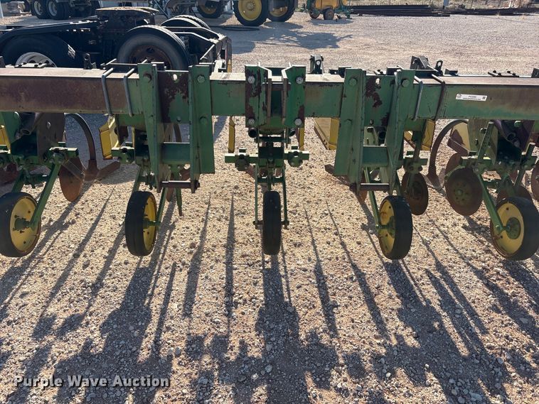 image for item FC2269 John Deere 885 row crop cultivator