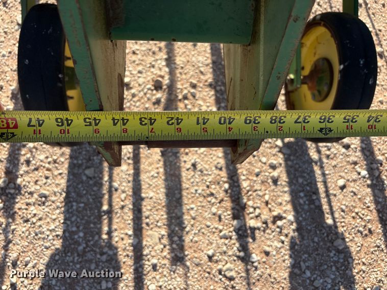image for item FC2269 John Deere 885 row crop cultivator