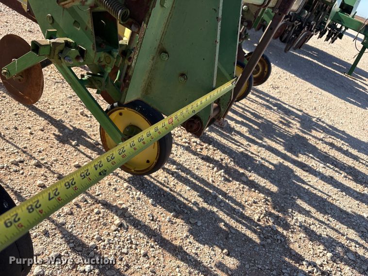 image for item FC2269 John Deere 885 row crop cultivator