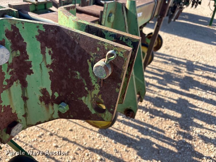 image for item FC2269 John Deere 885 row crop cultivator