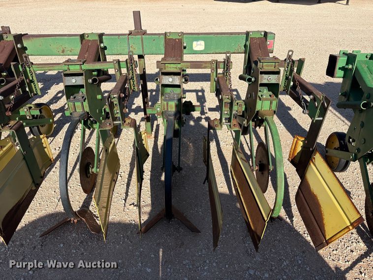 image for item FC2269 John Deere 885 row crop cultivator