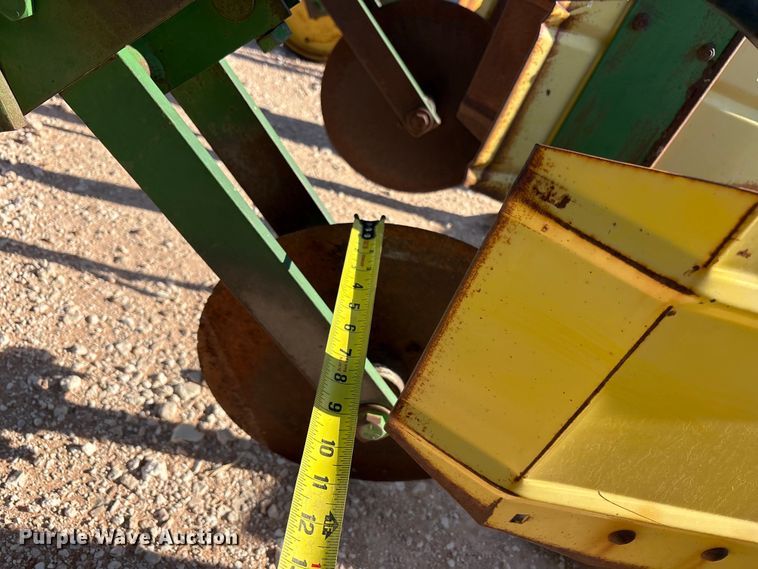 image for item FC2269 John Deere 885 row crop cultivator