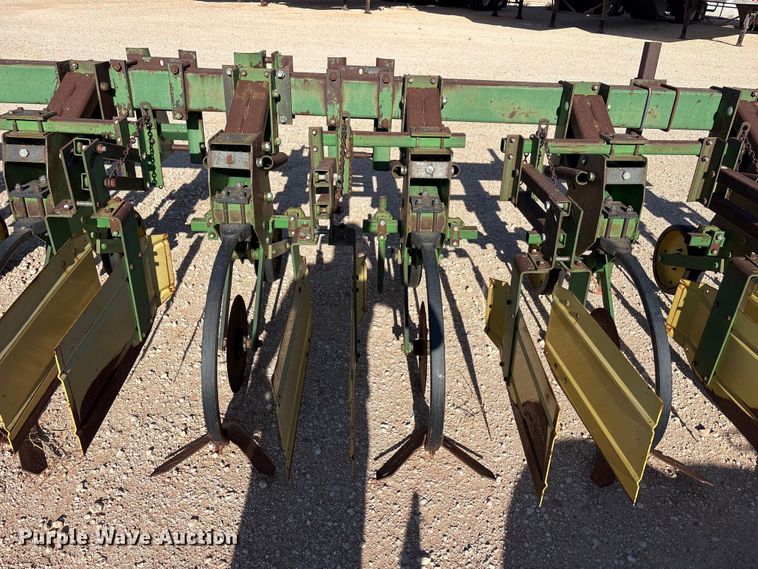image for item FC2269 John Deere 885 row crop cultivator