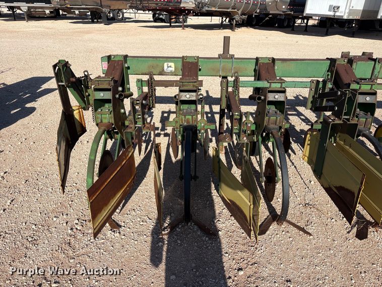 image for item FC2269 John Deere 885 row crop cultivator