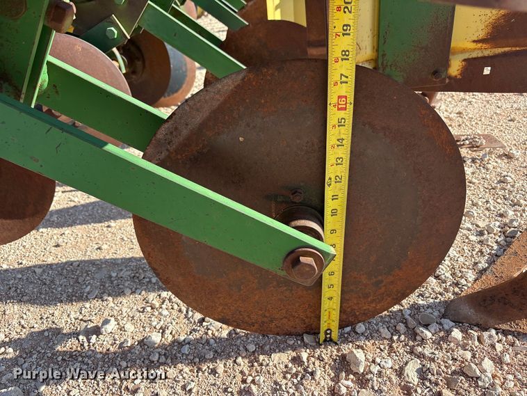 image for item FC2269 John Deere 885 row crop cultivator