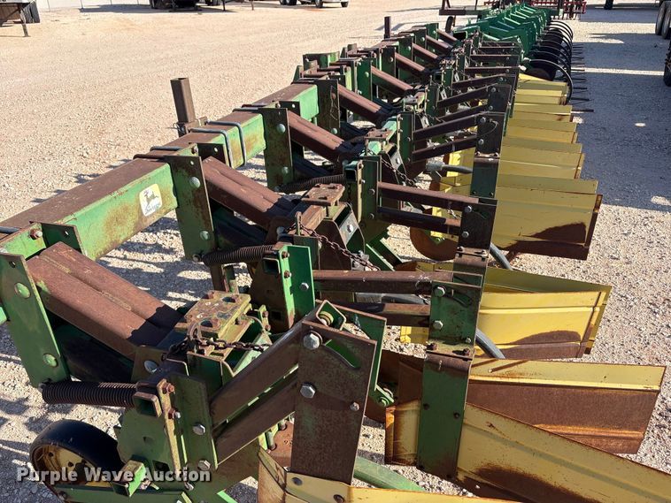 image for item FC2269 John Deere 885 row crop cultivator