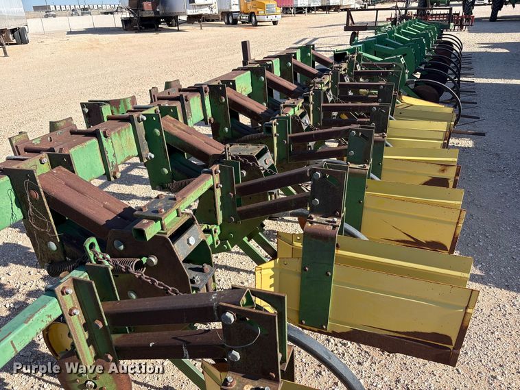 image for item FC2269 John Deere 885 row crop cultivator