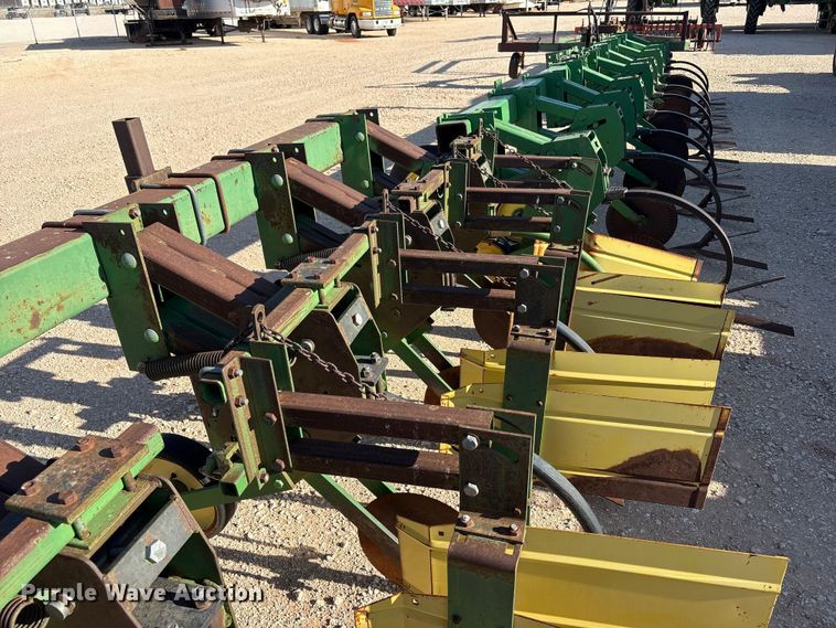 image for item FC2269 John Deere 885 row crop cultivator