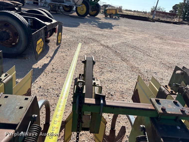 image for item FC2269 John Deere 885 row crop cultivator