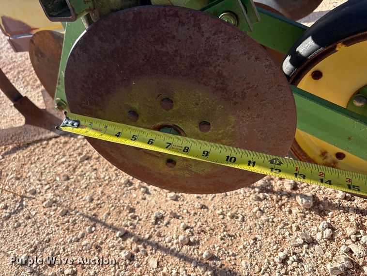 image for item FC2269 John Deere 885 row crop cultivator