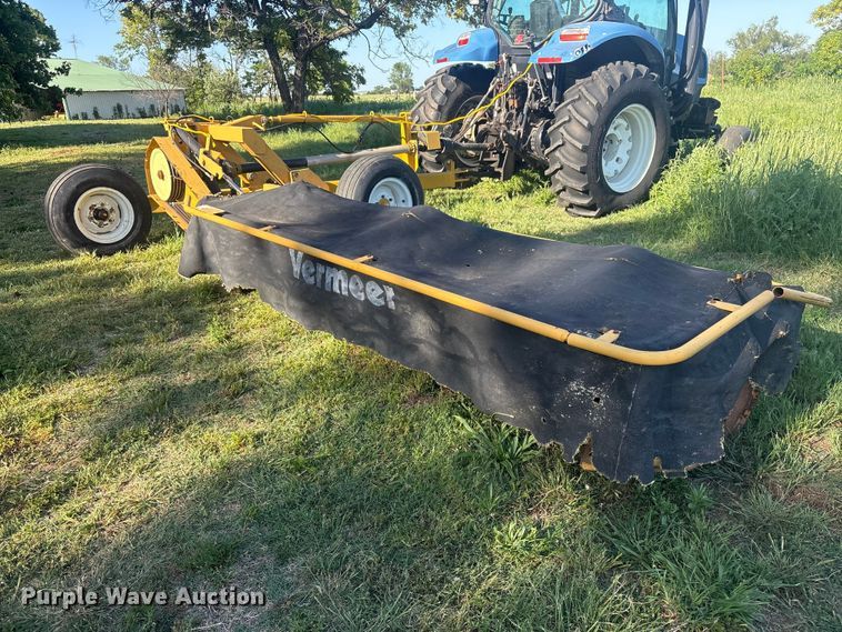 image for item FI0182 2002 Vermeer M7030 disc mower