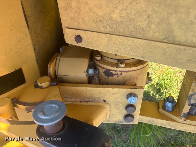 image for item FI0182 2002 Vermeer M7030 disc mower