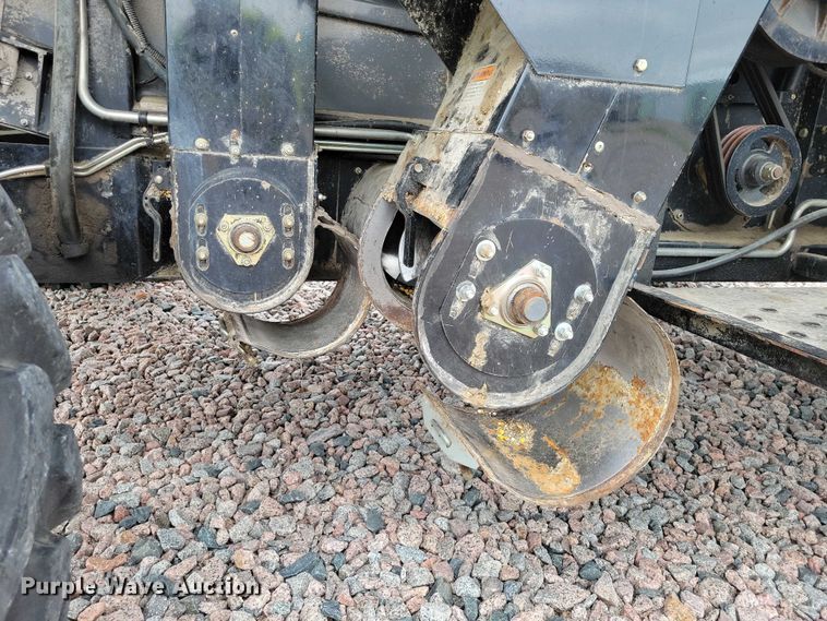 image for item YA3524 2006 Gleaner R75 combine