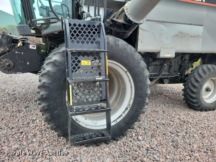 image for item YA3524 2006 Gleaner R75 combine