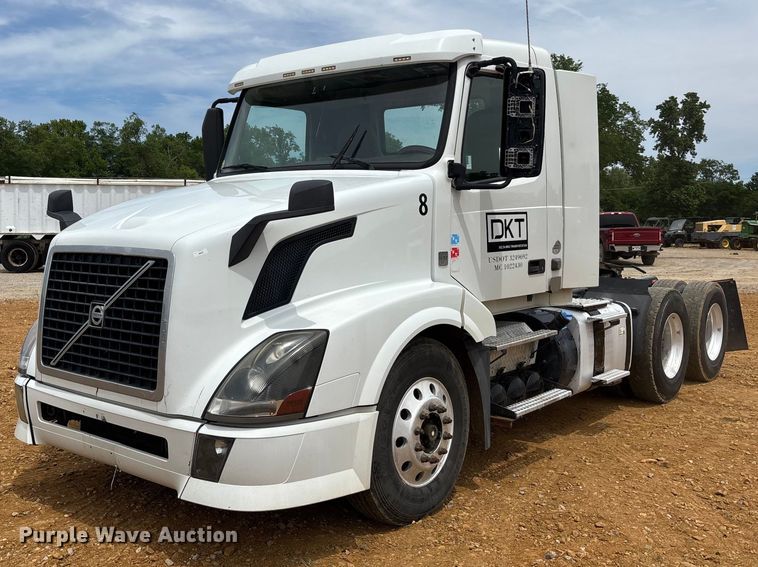 image for item DT0246 2015 Volvo Truck VNL semi truck
