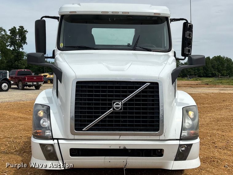 image for item DT0246 2015 Volvo Truck VNL semi truck