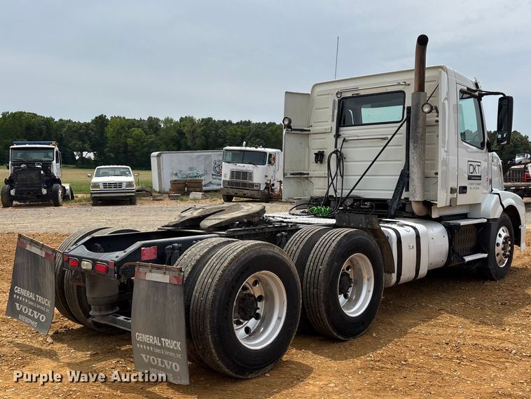 image for item DT0246 2015 Volvo Truck VNL semi truck