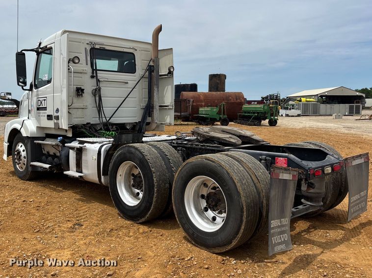 image for item DT0246 2015 Volvo Truck VNL semi truck