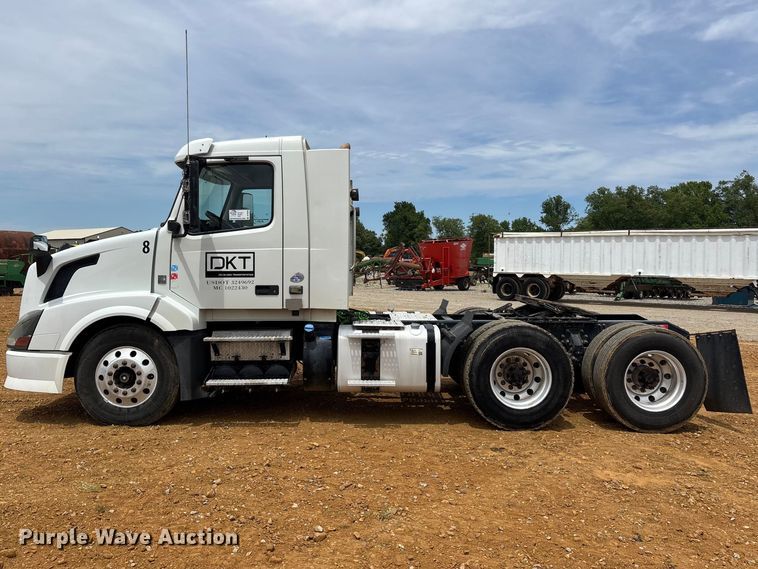 image for item DT0246 2015 Volvo Truck VNL semi truck