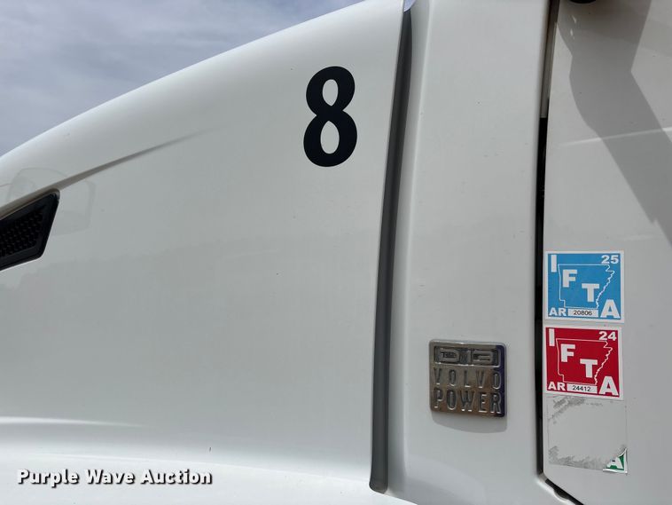 image for item DT0246 2015 Volvo Truck VNL semi truck