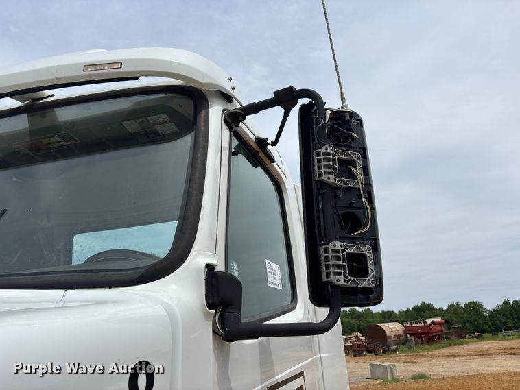 image for item DT0246 2015 Volvo Truck VNL semi truck