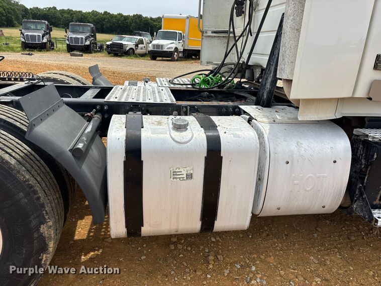 image for item DT0246 2015 Volvo Truck VNL semi truck
