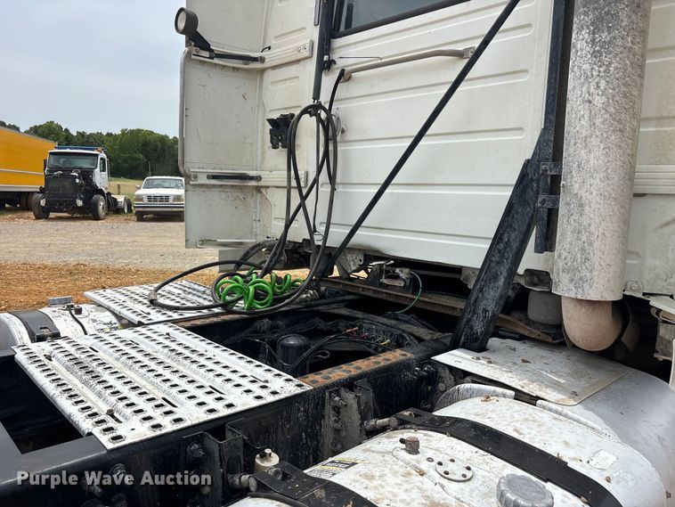 image for item DT0246 2015 Volvo Truck VNL semi truck