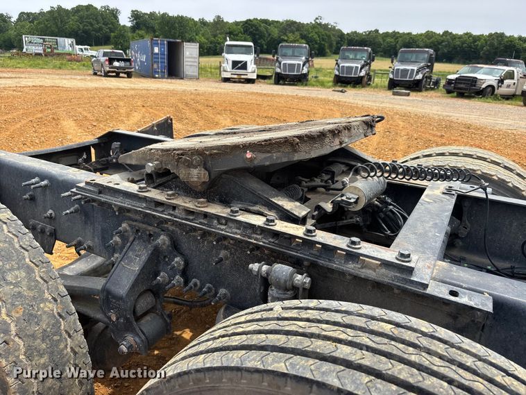 image for item DT0246 2015 Volvo Truck VNL semi truck