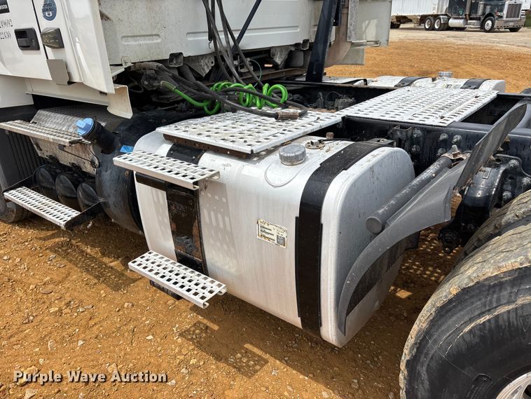 image for item DT0246 2015 Volvo Truck VNL semi truck
