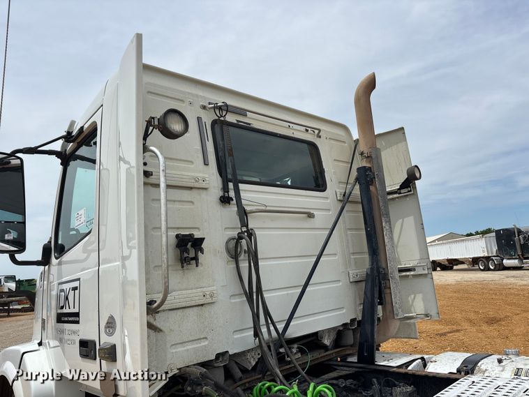 image for item DT0246 2015 Volvo Truck VNL semi truck