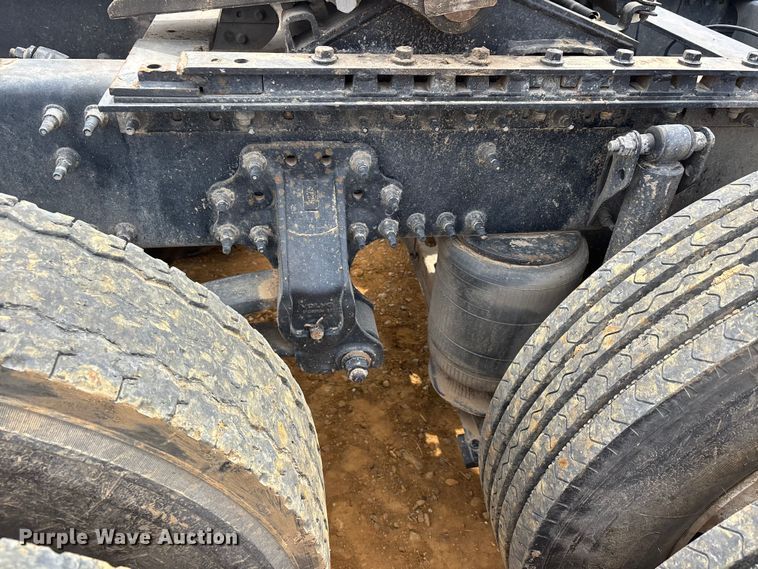 image for item DT0246 2015 Volvo Truck VNL semi truck