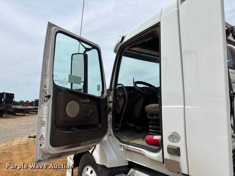 image for item DT0246 2015 Volvo Truck VNL semi truck