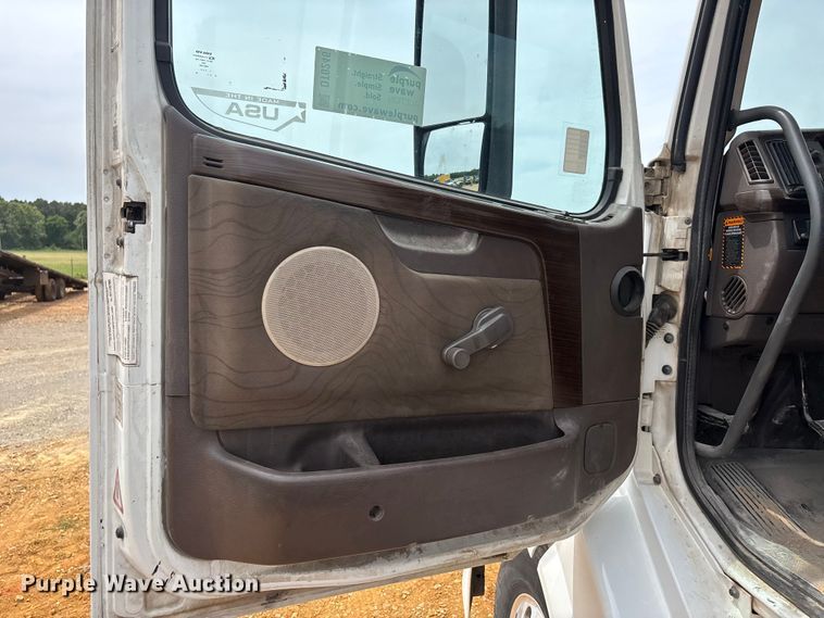 image for item DT0246 2015 Volvo Truck VNL semi truck