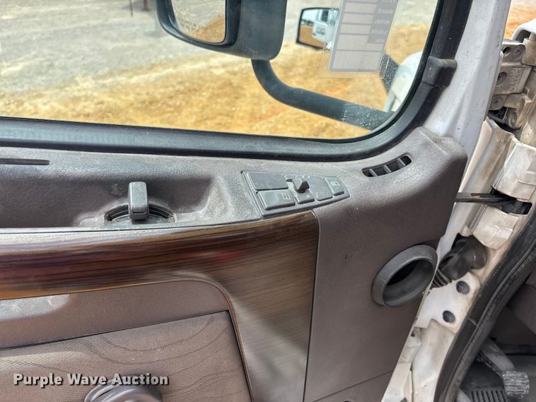 image for item DT0246 2015 Volvo Truck VNL semi truck