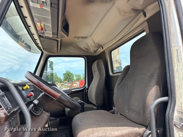 image for item DT0246 2015 Volvo Truck VNL semi truck