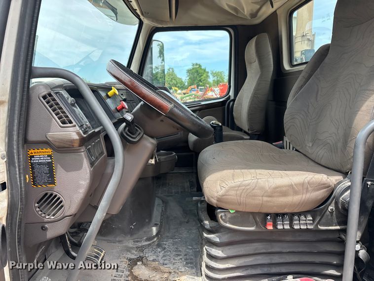 image for item DT0246 2015 Volvo Truck VNL semi truck