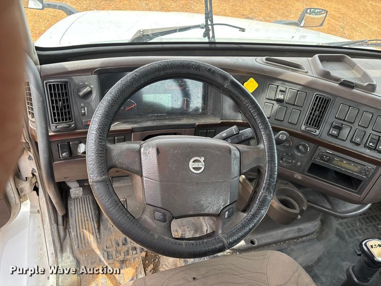 image for item DT0246 2015 Volvo Truck VNL semi truck